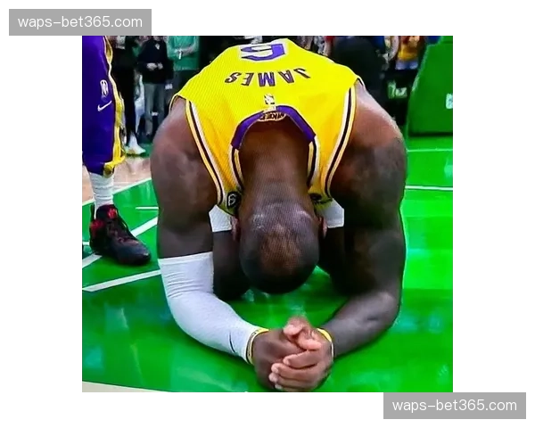 詹姆斯跳投遭吹进攻犯规，活塞挑战成功改判引球手一体规则热议